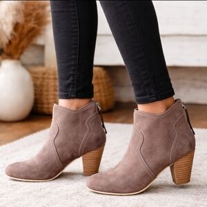 Report NEW!! Martin Modern Western Minimalist Block Heel Bootie 8M